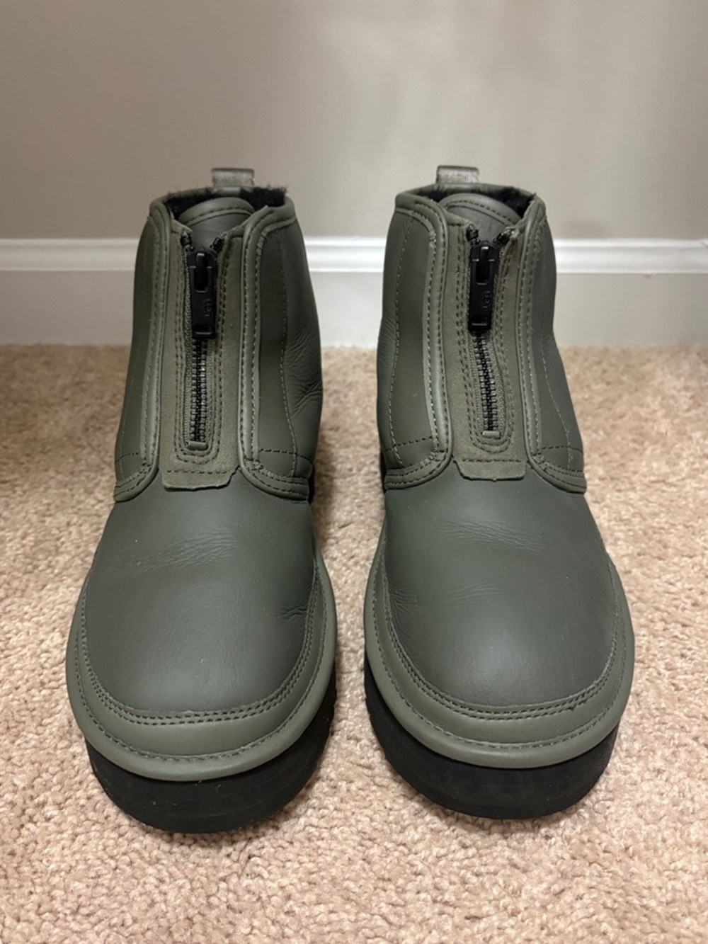 UGG Neumel Platform Zip
Boots